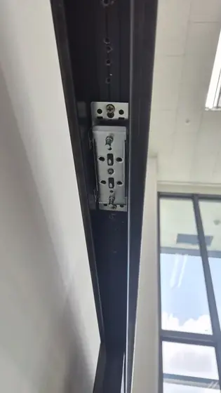 중문 틈새 — 문 옆면에 설치된 댐퍼 부속